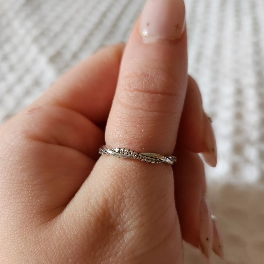 Elegant Silver Twisted Band Ring